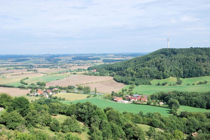Blick von Waldenburg über das obere Tal des Epbachs auf den Ostteil der Hohenloher Ebene