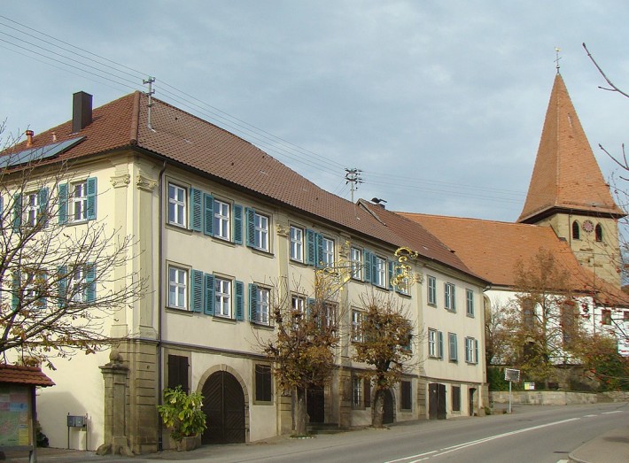 Ortsmitte von Schwabbach mit ehemaligem Gasthaus Rößle und Kirche
