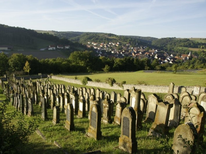 Sicht auf Hohebach - im Vordergrund der Jüdische Friedhof