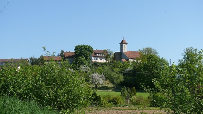 Blick zur Lobenhausener Johanneskirche, ehemals Teil der Burg