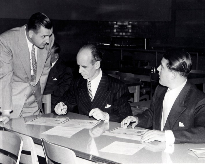 Ernst Stuhlinger (Mitte) und Wernher von Braun (rechts) unterschreiben die US-Einbürgerungszertifikate (14. April 1955) Ernst Stuhlinger