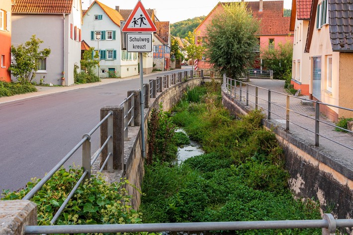 Der Goldbach läuft im Mündungsdorf Dörzbach in einem gemauerten Trog