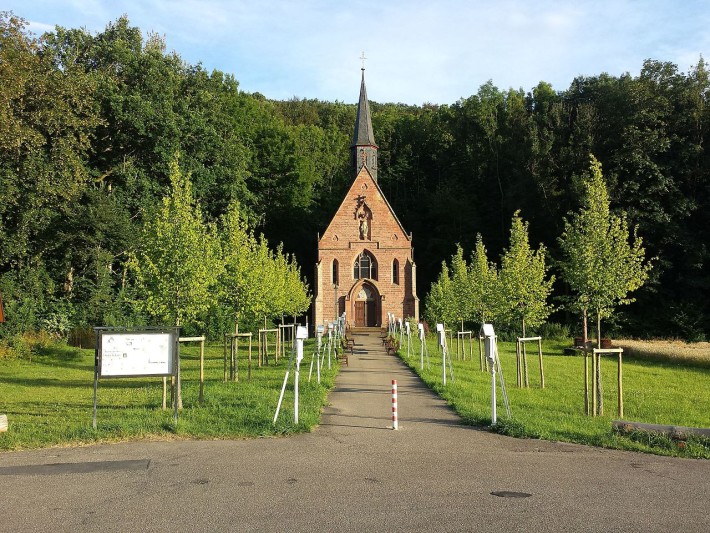 Der Welzbachtalradweg, im Hintergrund die Wallfahrtskapelle Liebfrauenbrunn