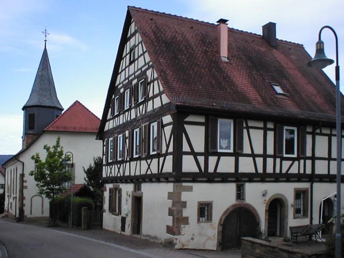 Raphaelskirche mit Pfarrhaus