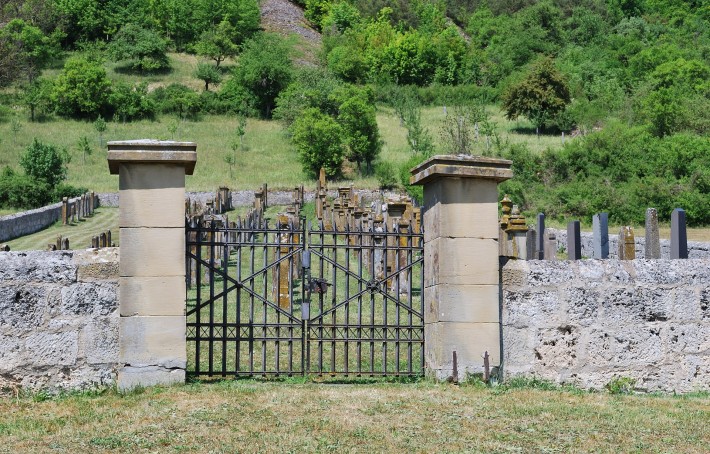 Eingang zum Friedhof