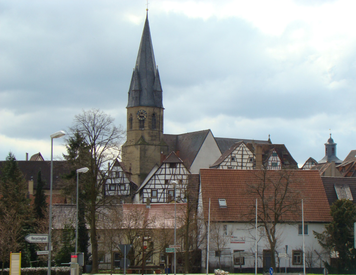 Der Turm der Pfarrkirche Unsere Liebe Frau