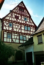 _flein_kornhaus_1595_zierfachwerk_giebel_im_stil_der_renaissance_messina