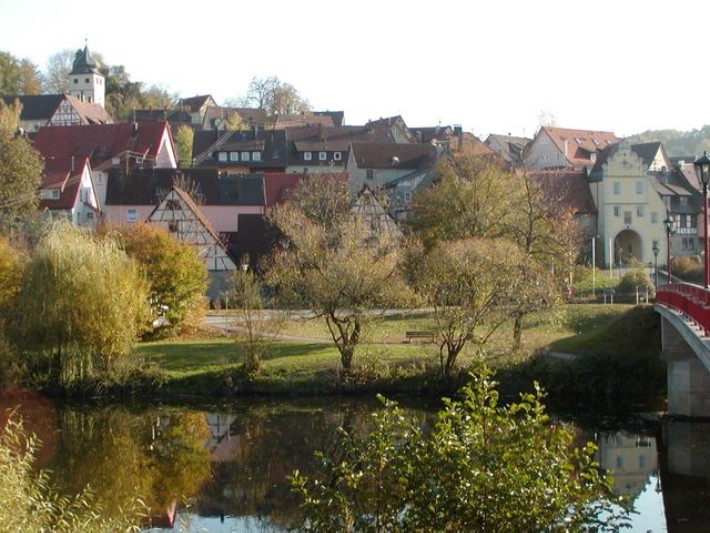 Blick auf Forchtenberg vom Ufer des Kochers