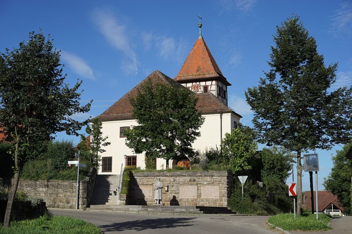 Pfarrkirche und Gefallenendenkmal im Ortskern von Gailenkirchen