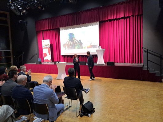 Dr. Thomas Fuchs und Moderatorin Yvonne Tscherwitschke Dr. Thomas Fuchs und Moderatorin Yvonne Tscherwitschke